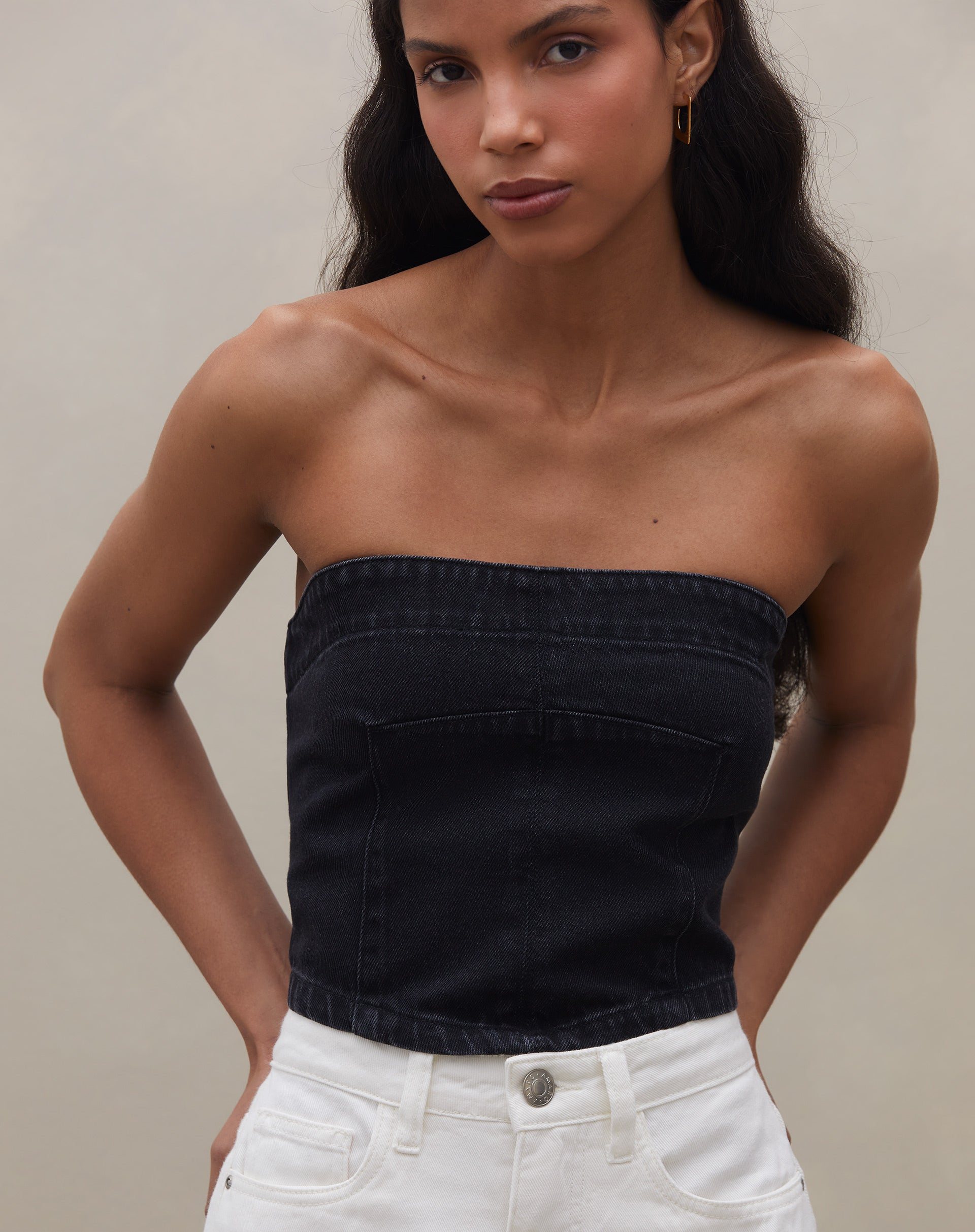 Top sem alça jeans preto visto de frente, mostrando seu design ajustado e moderno.