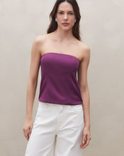 Blusa sem alça acinturada roxa vista de frente, destacando o design justo e elegante.