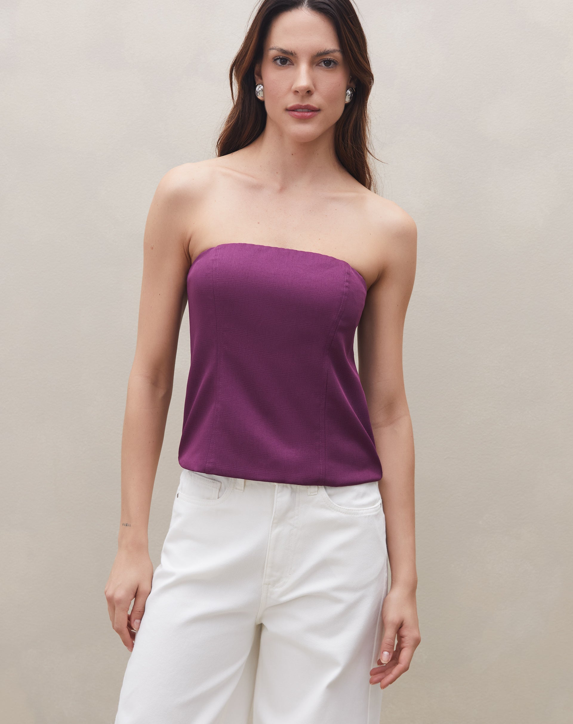 Blusa sem alça acinturada roxa vista de frente, destacando o design justo e elegante.