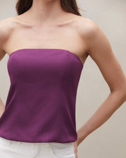 Vista traseira da blusa sem alça roxa, mostrando o caimento perfeito.