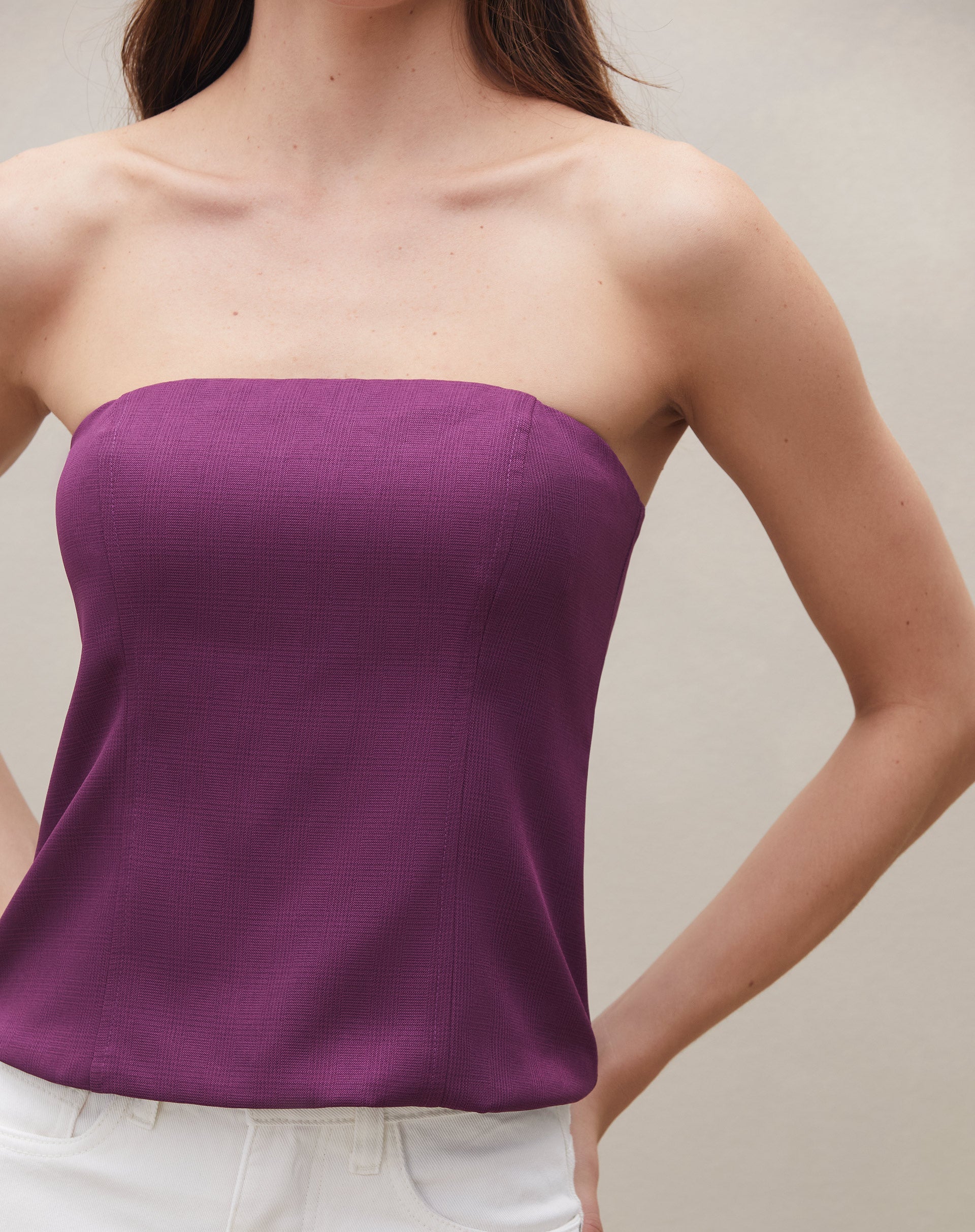 Vista traseira da blusa sem alça roxa, mostrando o caimento perfeito.