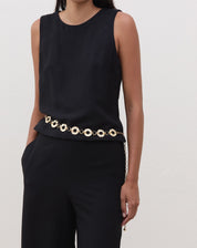 Regata reta preta em crepe, vista frontal com detalhe de fecho de botão nas costas.