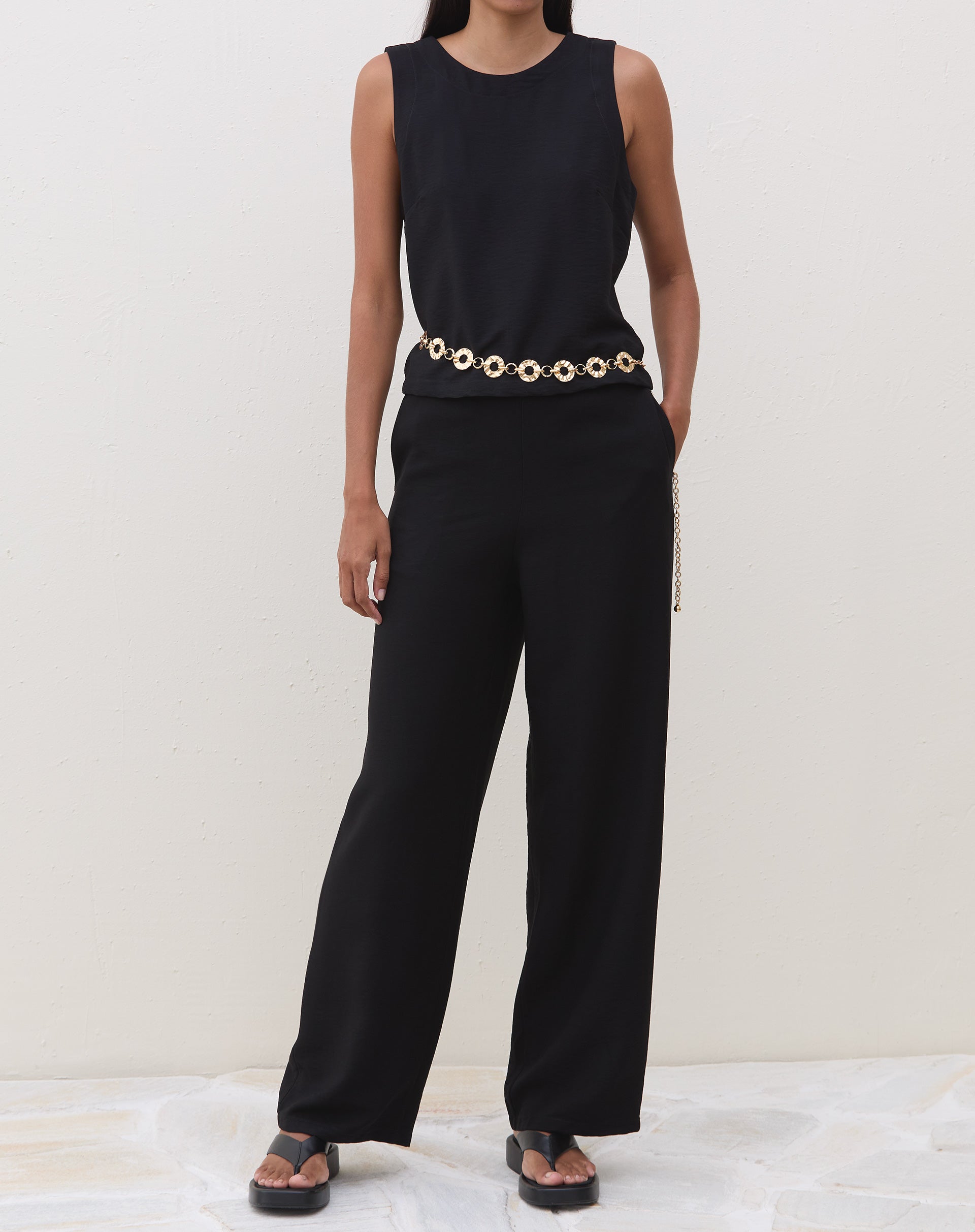 Regata reta preta em crepe, vista completa com calça preta.