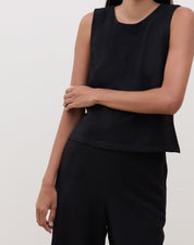 Regata reta preta em crepe, detalhe do tecido e acabamento.