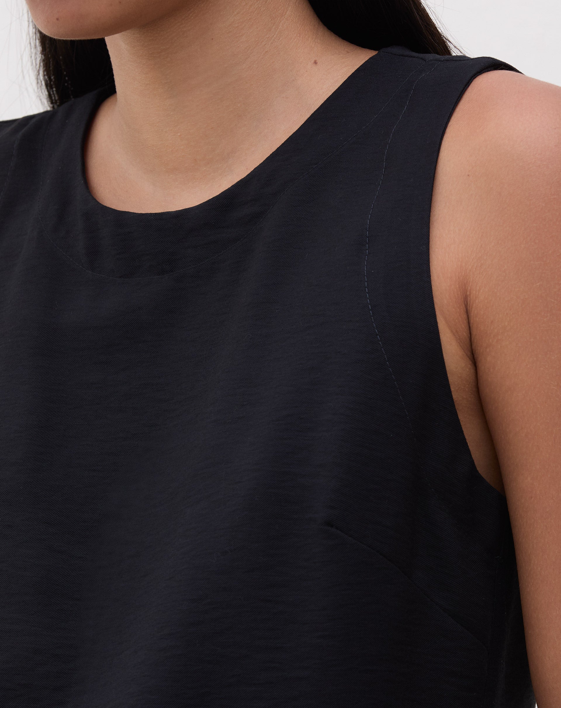 Regata reta preta em crepe, vista lateral mostrando o caimento.