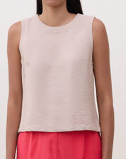 Regata reta bege em crepe com decote redondo, vista frontal.