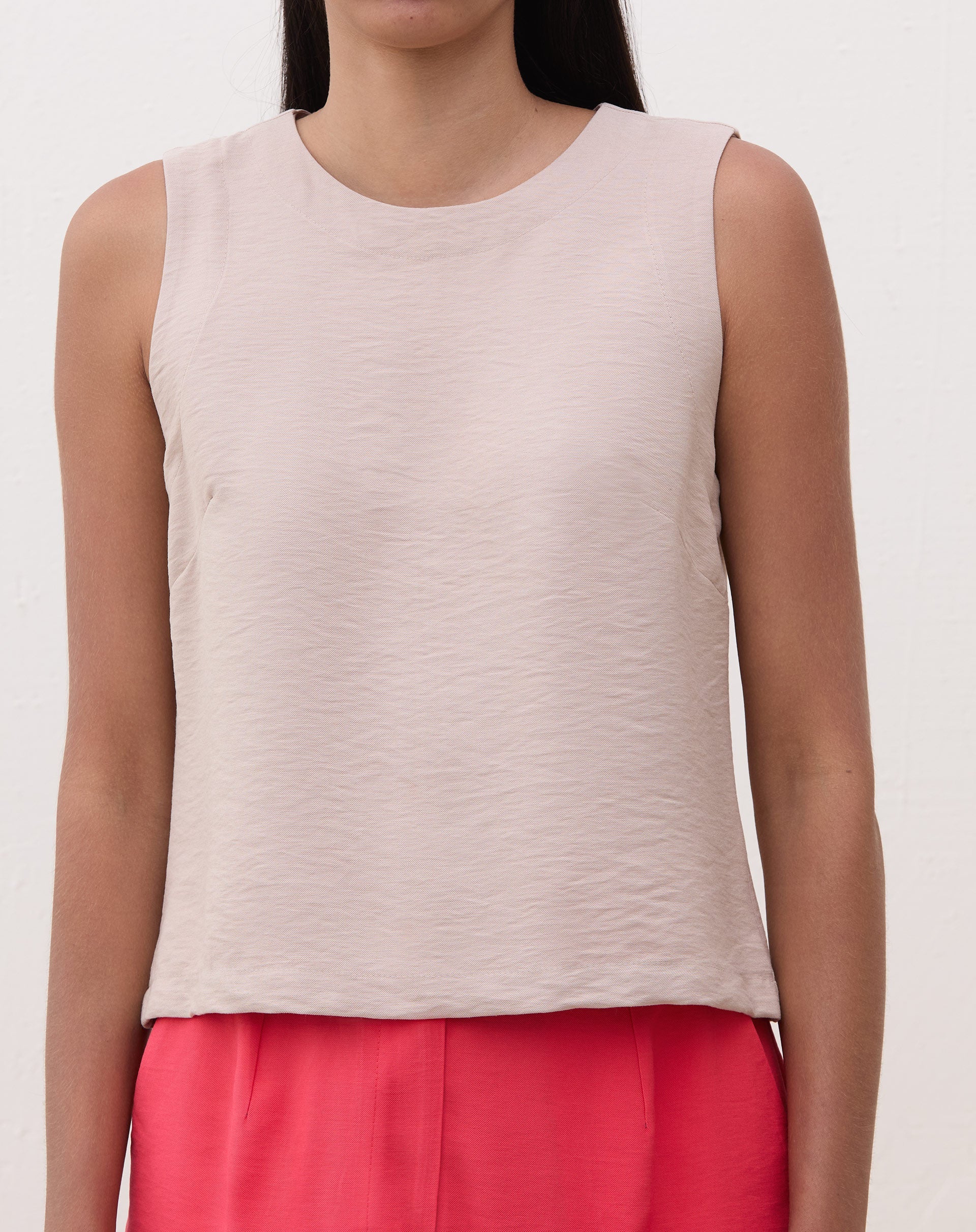 Regata reta bege em crepe com decote redondo, vista frontal.