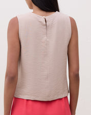 Regata reta bege combinada com saia rosa, vista completa.