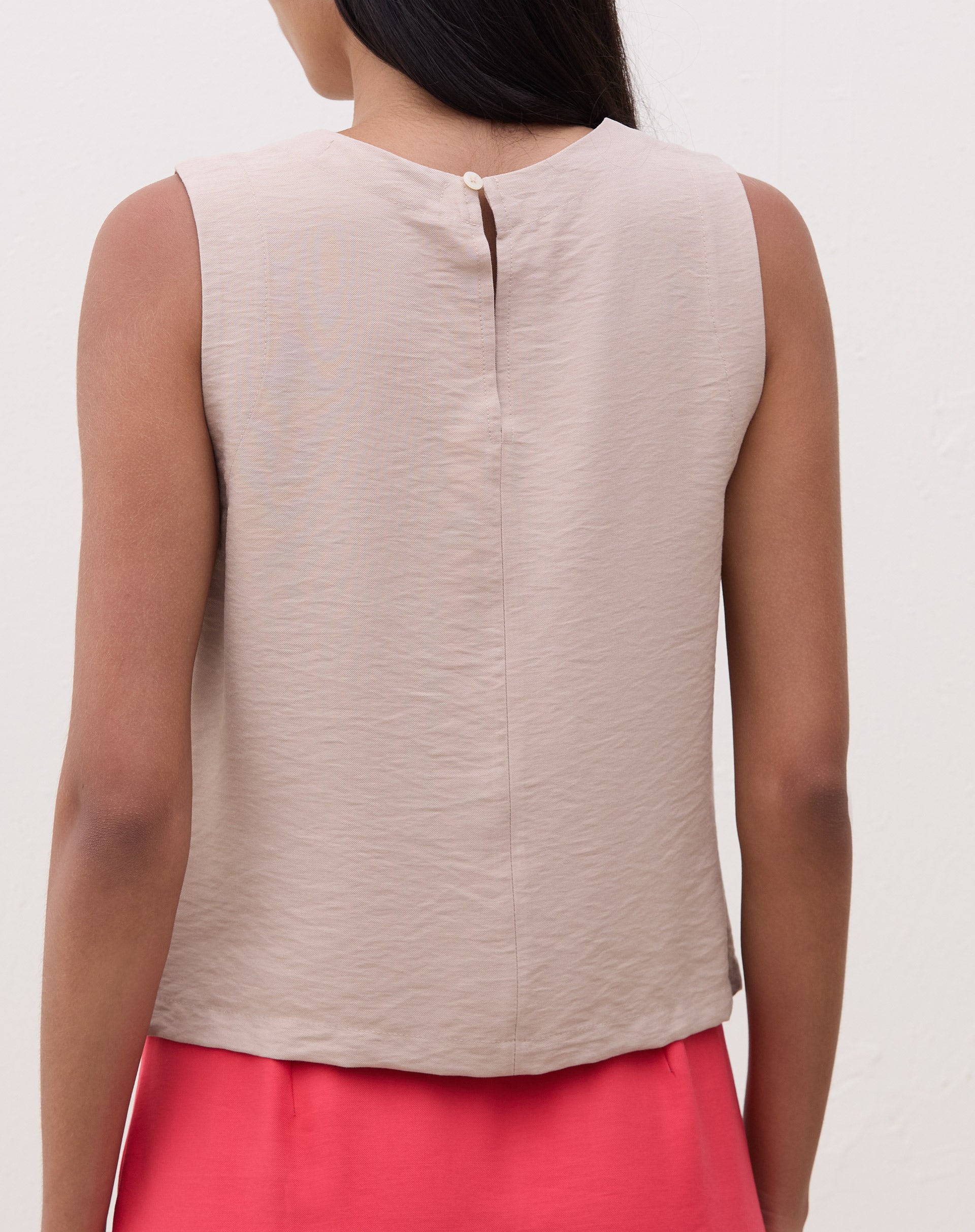 Regata reta bege combinada com saia rosa, vista completa.