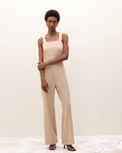 Macacão bege com alças largas, vista frontal completa.