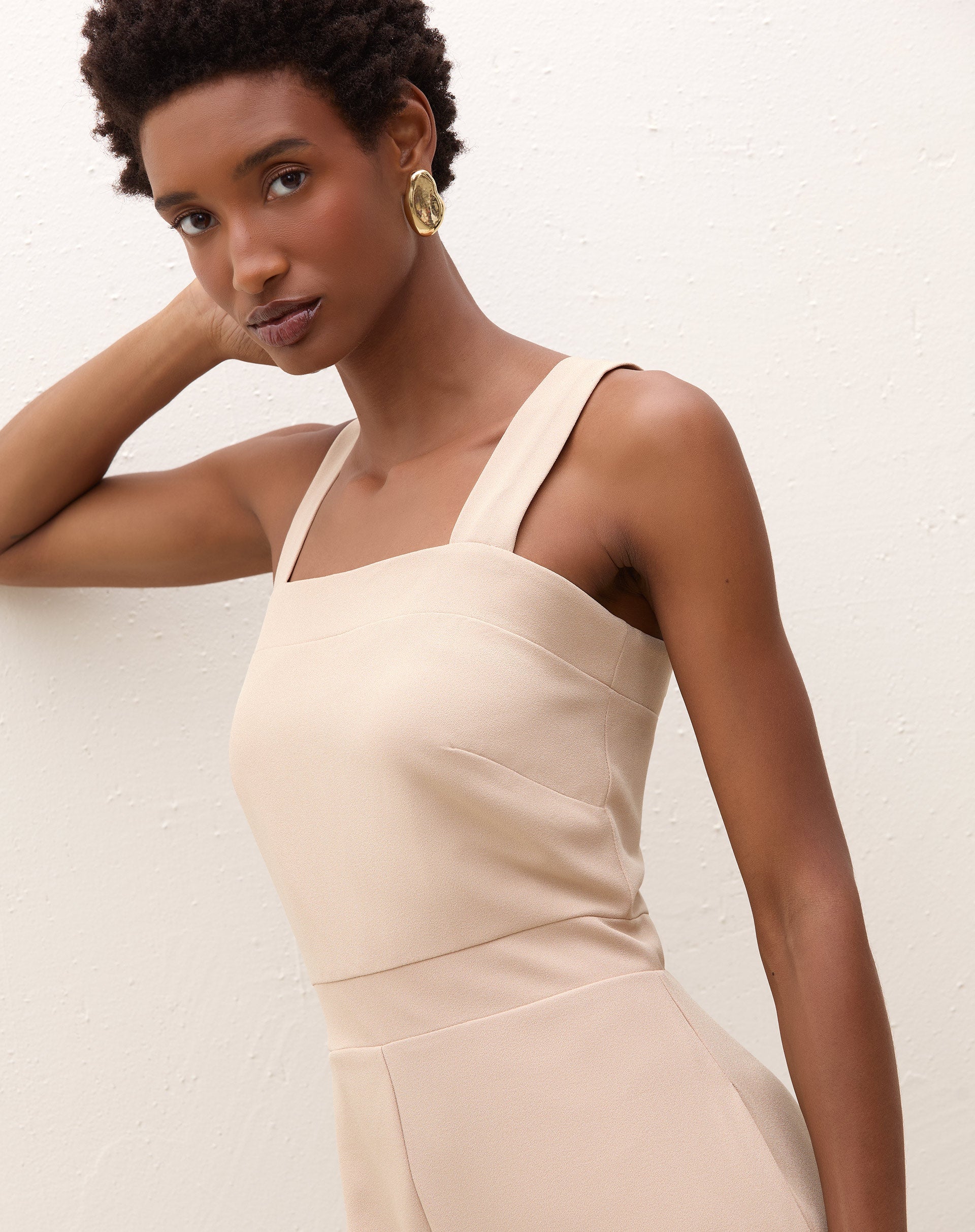 Detalhe do decote quadrado e alças largas do macacão.