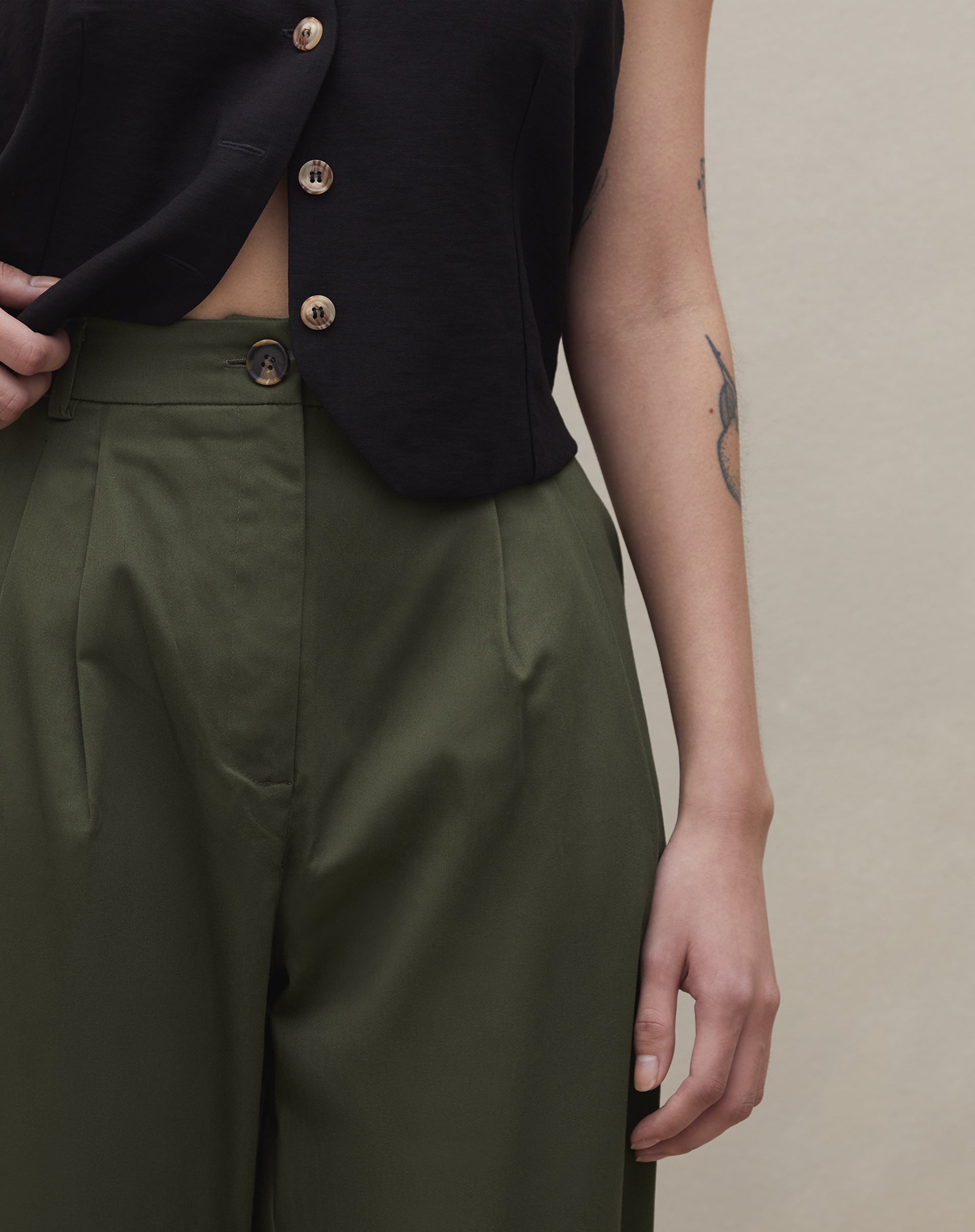 Vista traseira da calça baggy verde escuro.