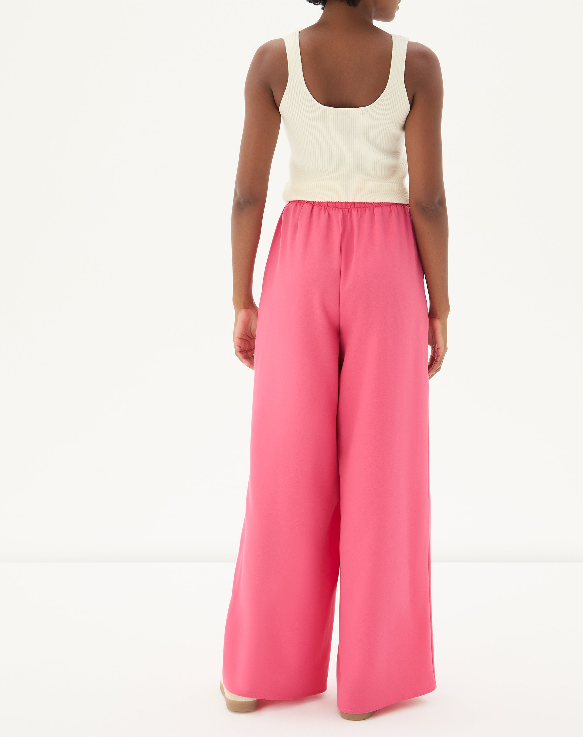 Vista traseira da calça wide leg coral.