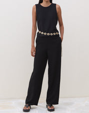 Imagem da calça preta reta com cós elástico em fundo branco.