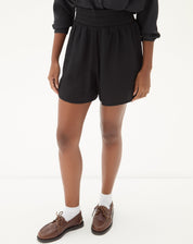 Vista lateral do shorts preto mostrando o ajuste na cintura.