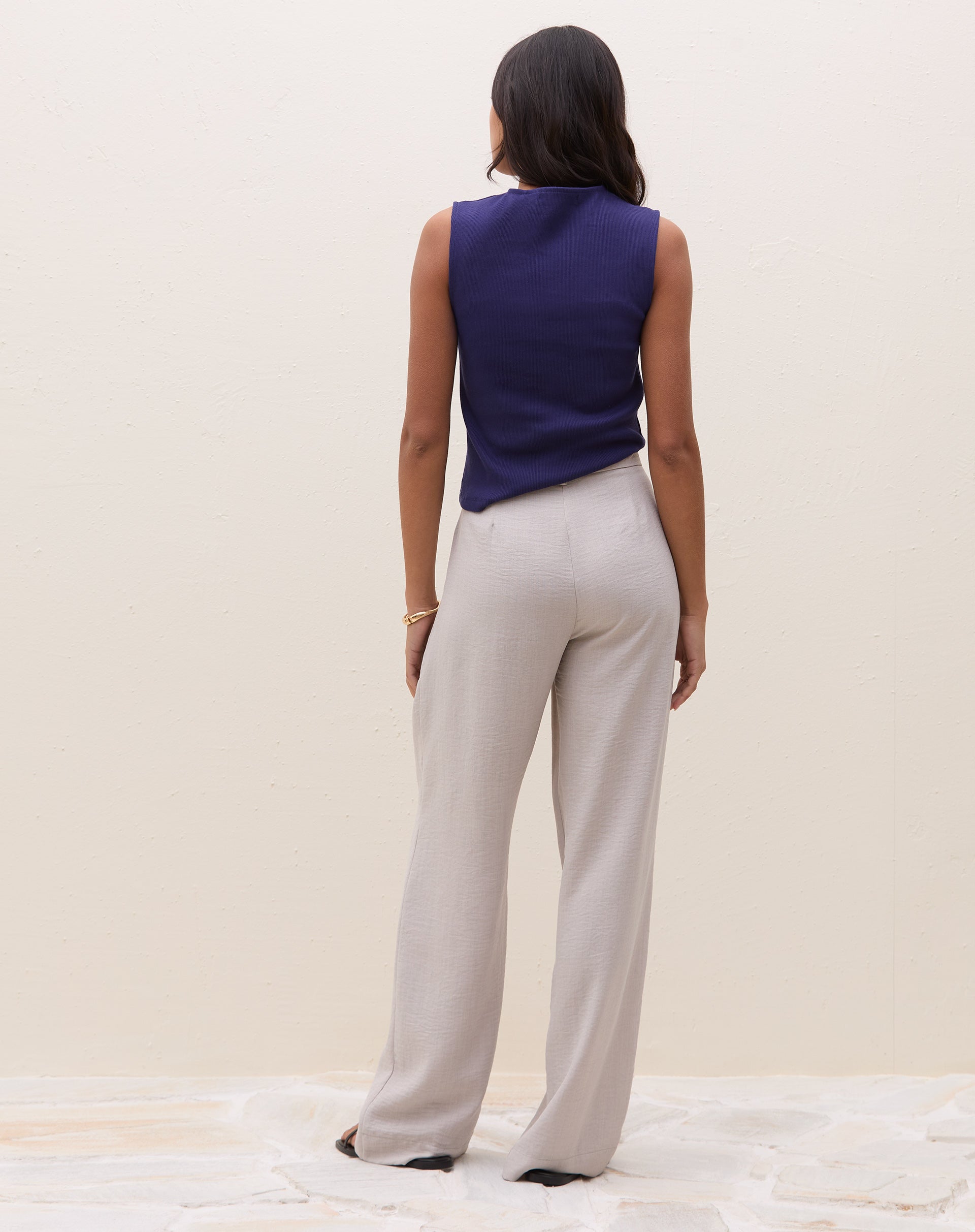 Vista traseira da calça cinza claro com cintura alta.