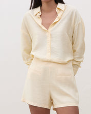 Camisa manga longa em tecido manteiga, vista frontal com mangas longas e design casual.