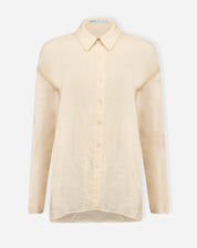Camisa manga longa em tecido manteiga, vista frontal em fundo branco.