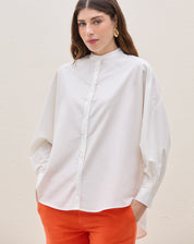 Camisa oversized em algodão com gola padre e mangas longas, vista frontal com modelo.