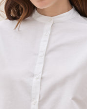 Vista frontal da camisa oversized em algodão, sem modelo.