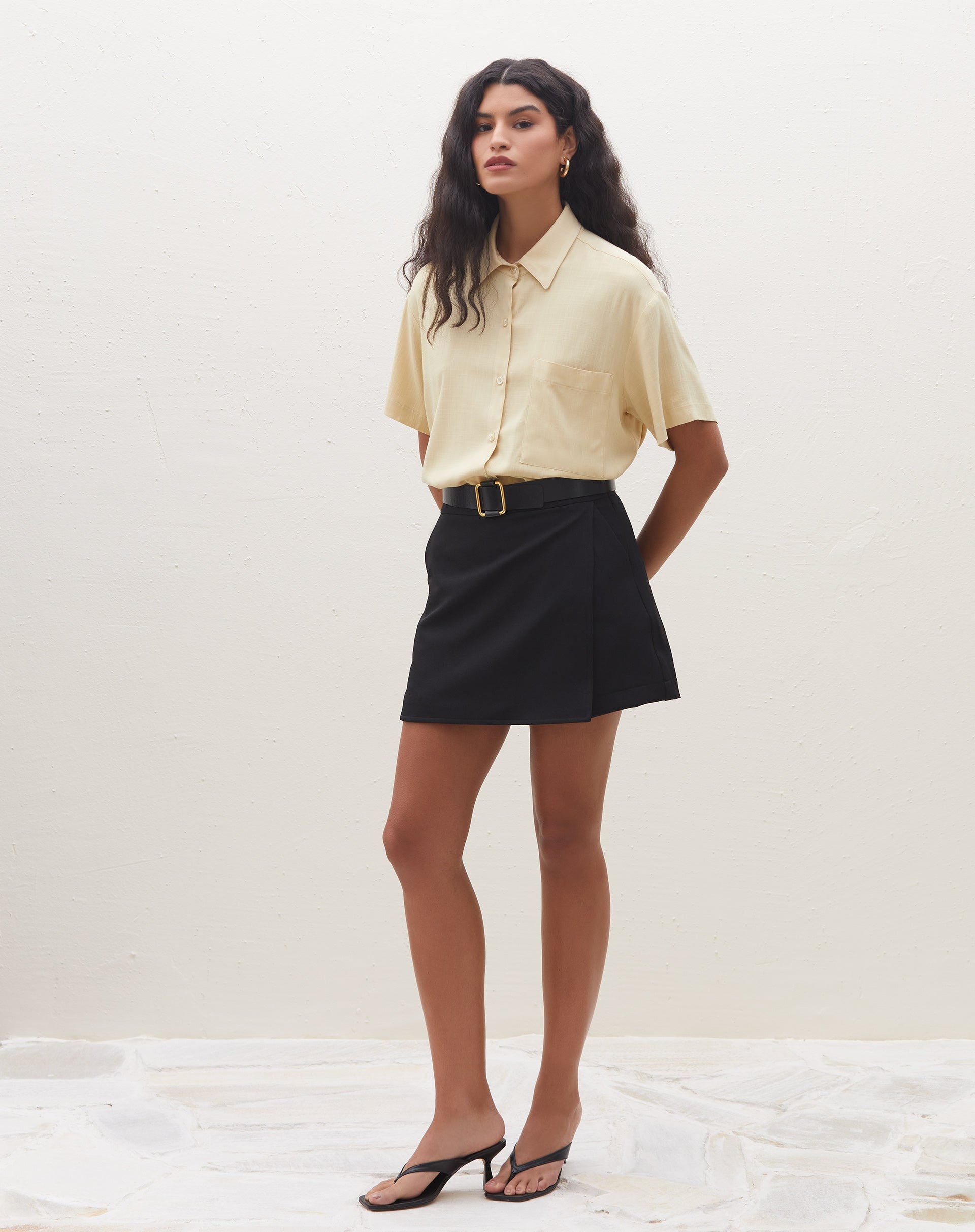 Close-up do colarinho e bolso da camisa manga curta em tom areia.