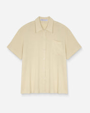 Camisa manga curta com bolso em tom areia, vista plana.