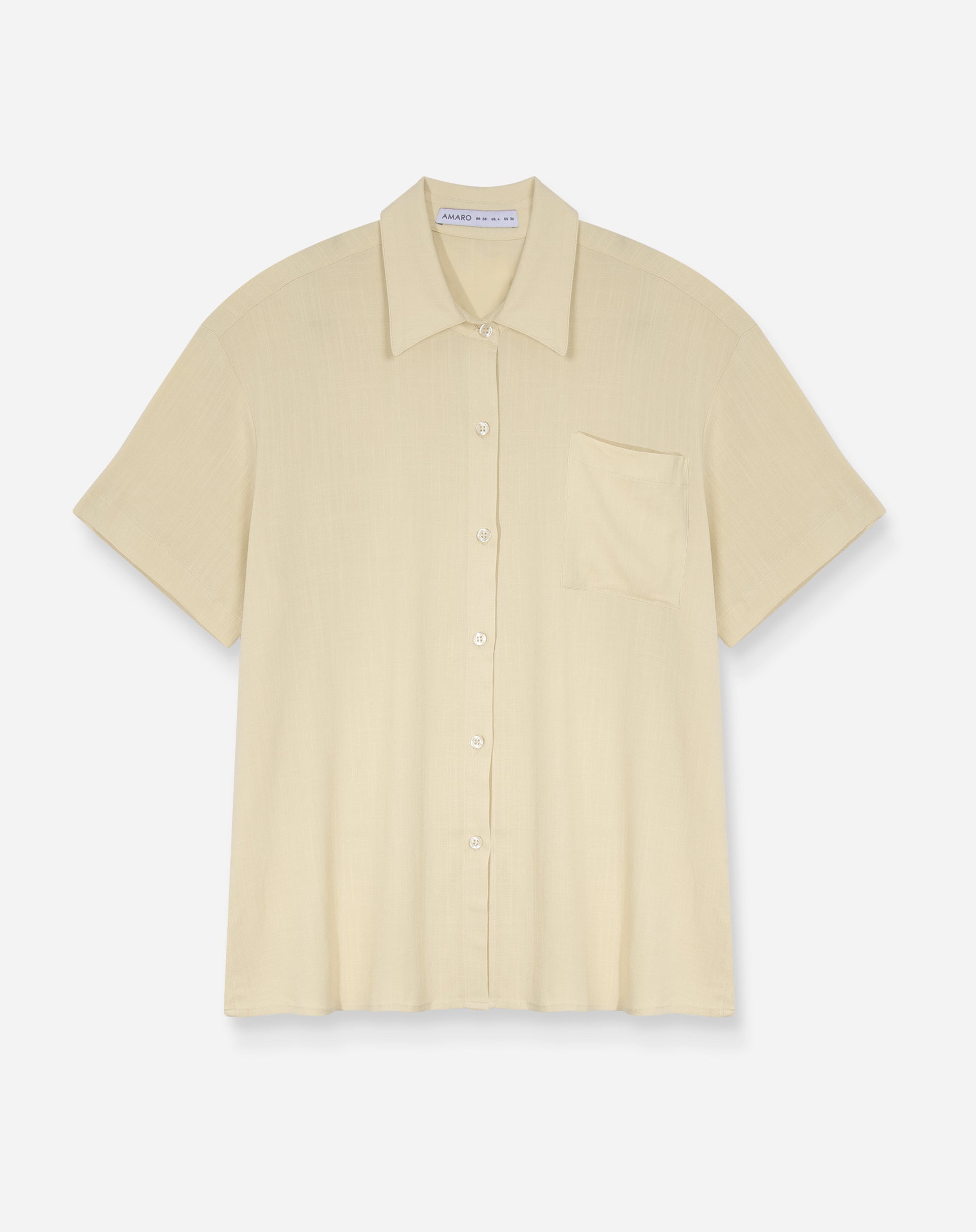 Camisa manga curta com bolso em tom areia, vista plana.
