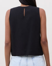 Vista traseira da regata preta mostrando o fecho em formato de gota.