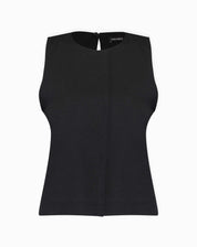 Detalhe do fecho em formato de gota na parte traseira da regata preta.