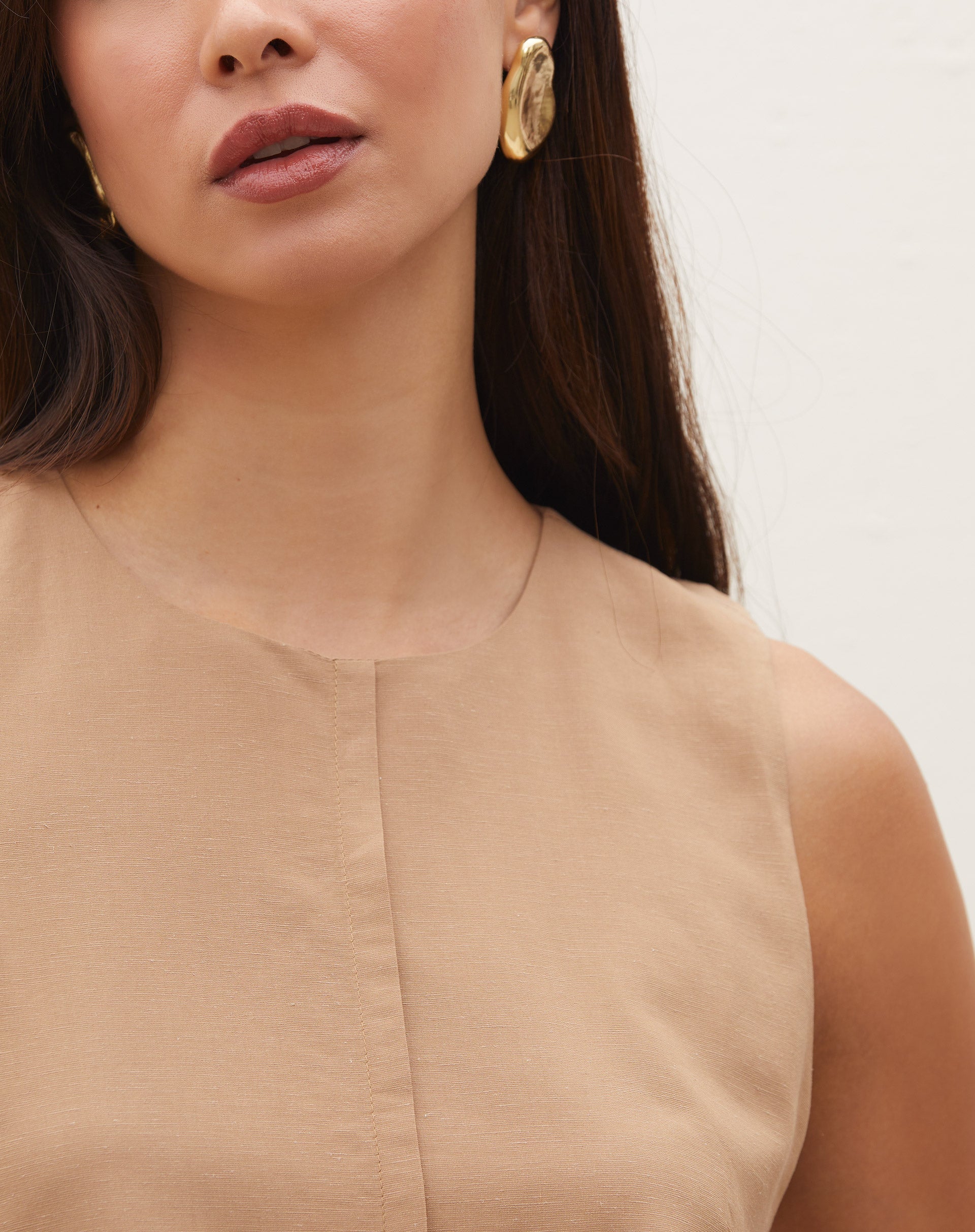 Regata Alças Largas com Recorte - Bege