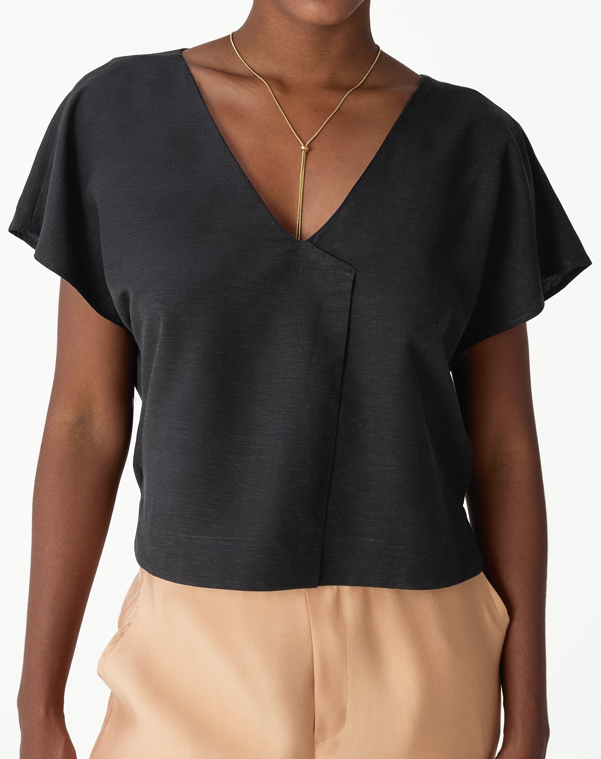 Blusa preta com decote V e mangas curtas, vista frontal.