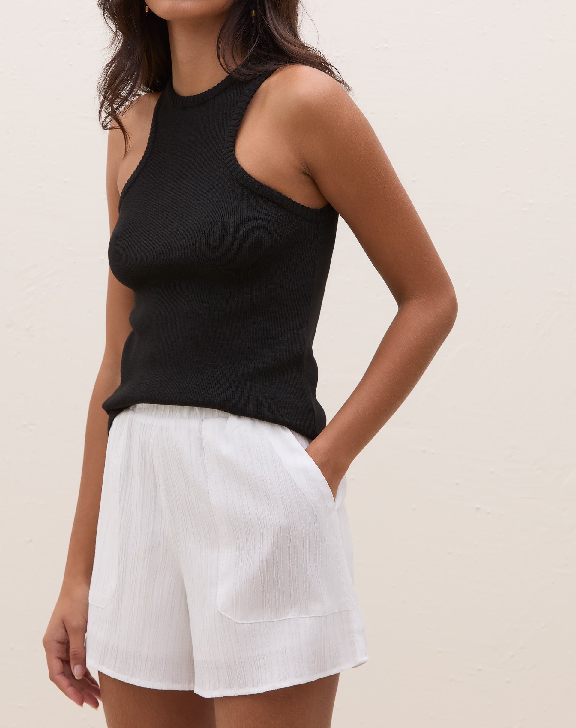 Vista traseira do shorts branco mostrando o ajuste na cintura.