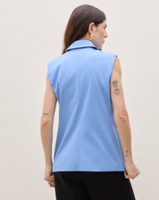 Vista traseira do colete de alfaiataria azul médio.