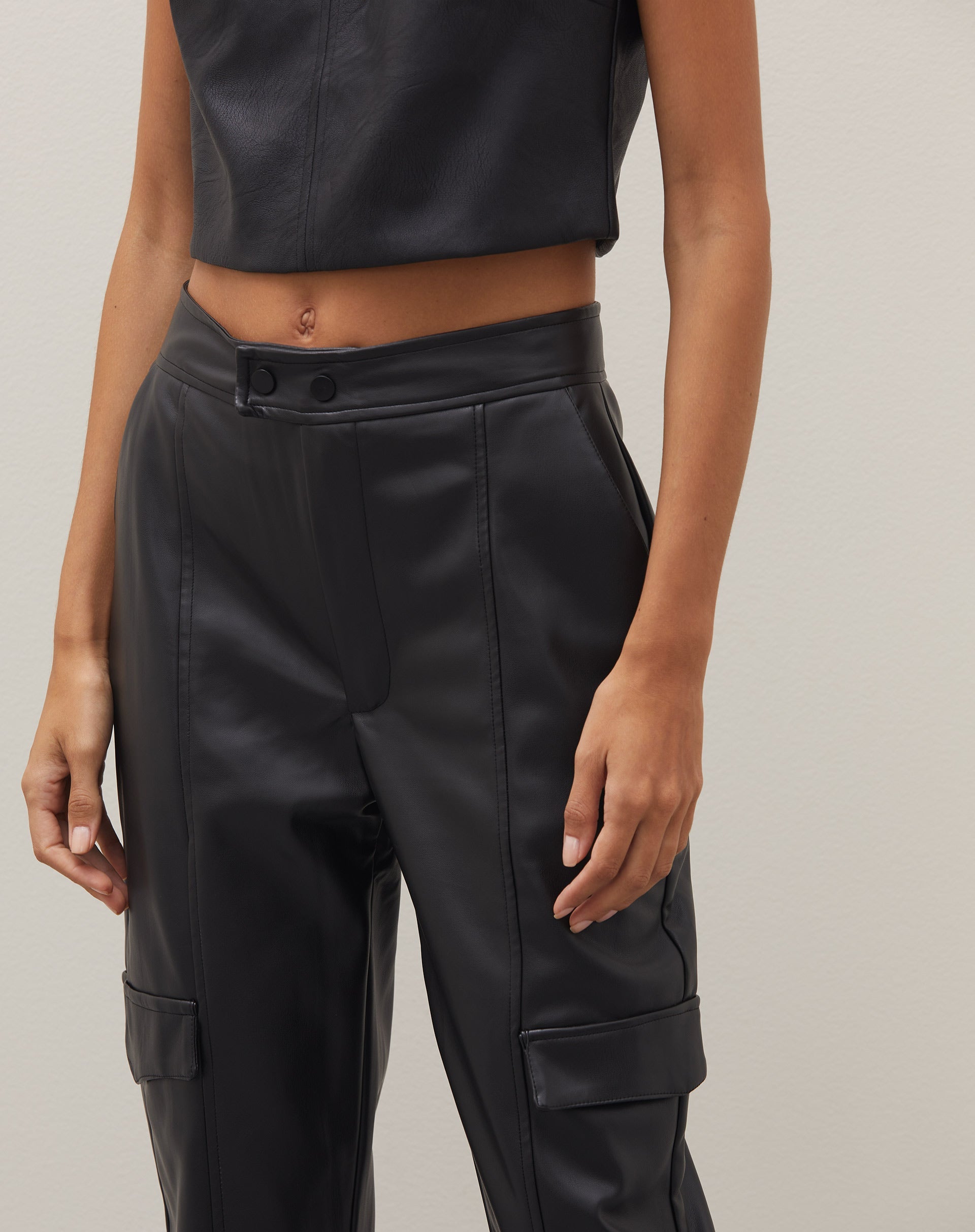 Calça Cargo de Pu - Preto
