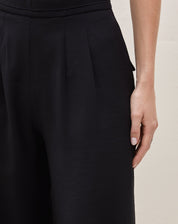 Imagem da calça Wide Leg preta em fundo branco, mostrando o design completo.