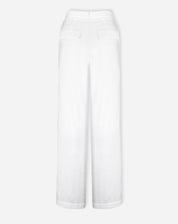 Imagem da calça wide leg off-white com pregas, vista traseira.