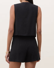 Vista traseira do conjunto preto com o short, destacando o caimento e acabamento.