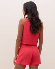 Vista traseira do conjunto coral com short reto.