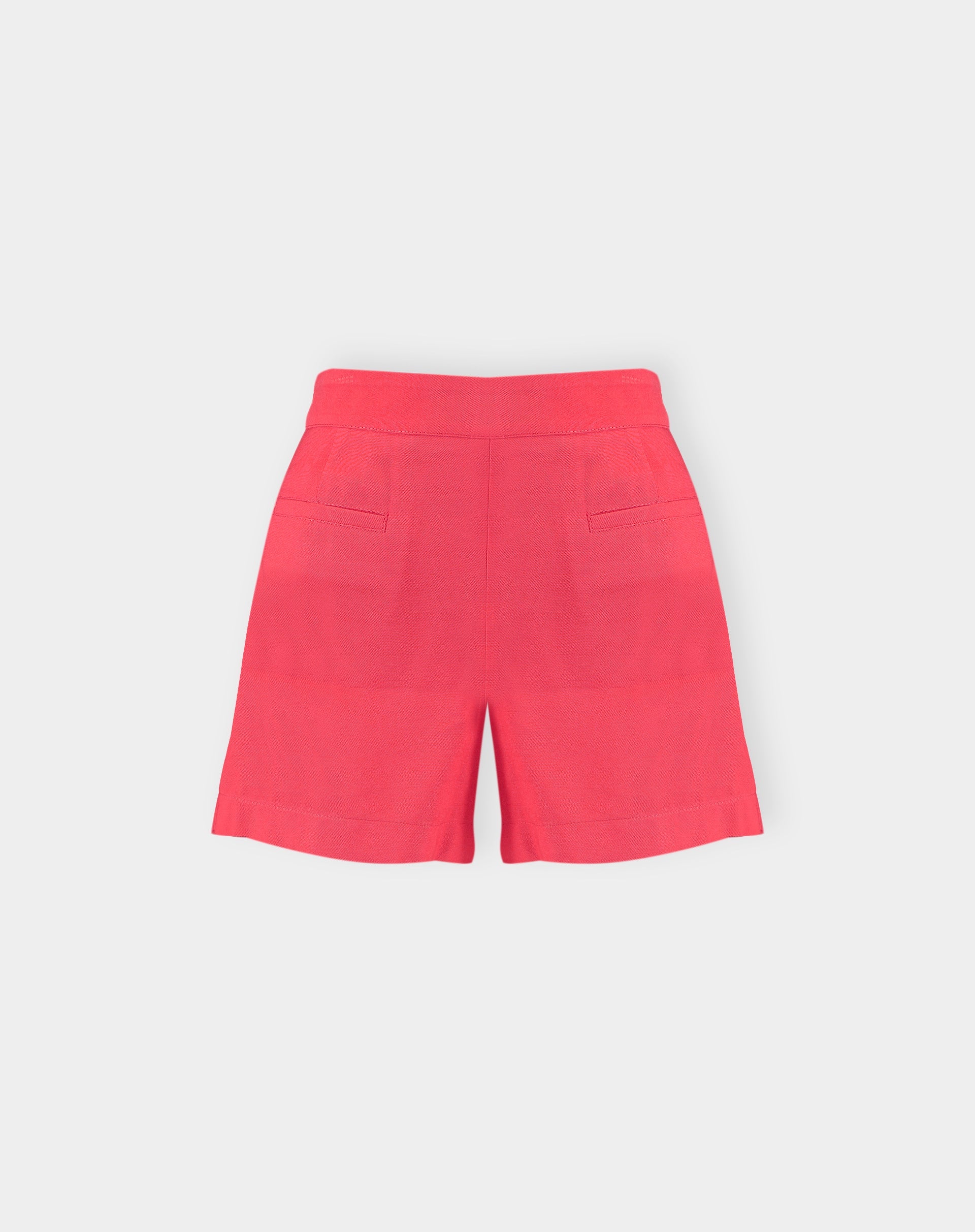 Imagem do short coral em fundo branco.