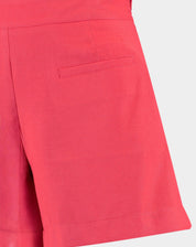 Detalhe da bainha aplicada do short coral.