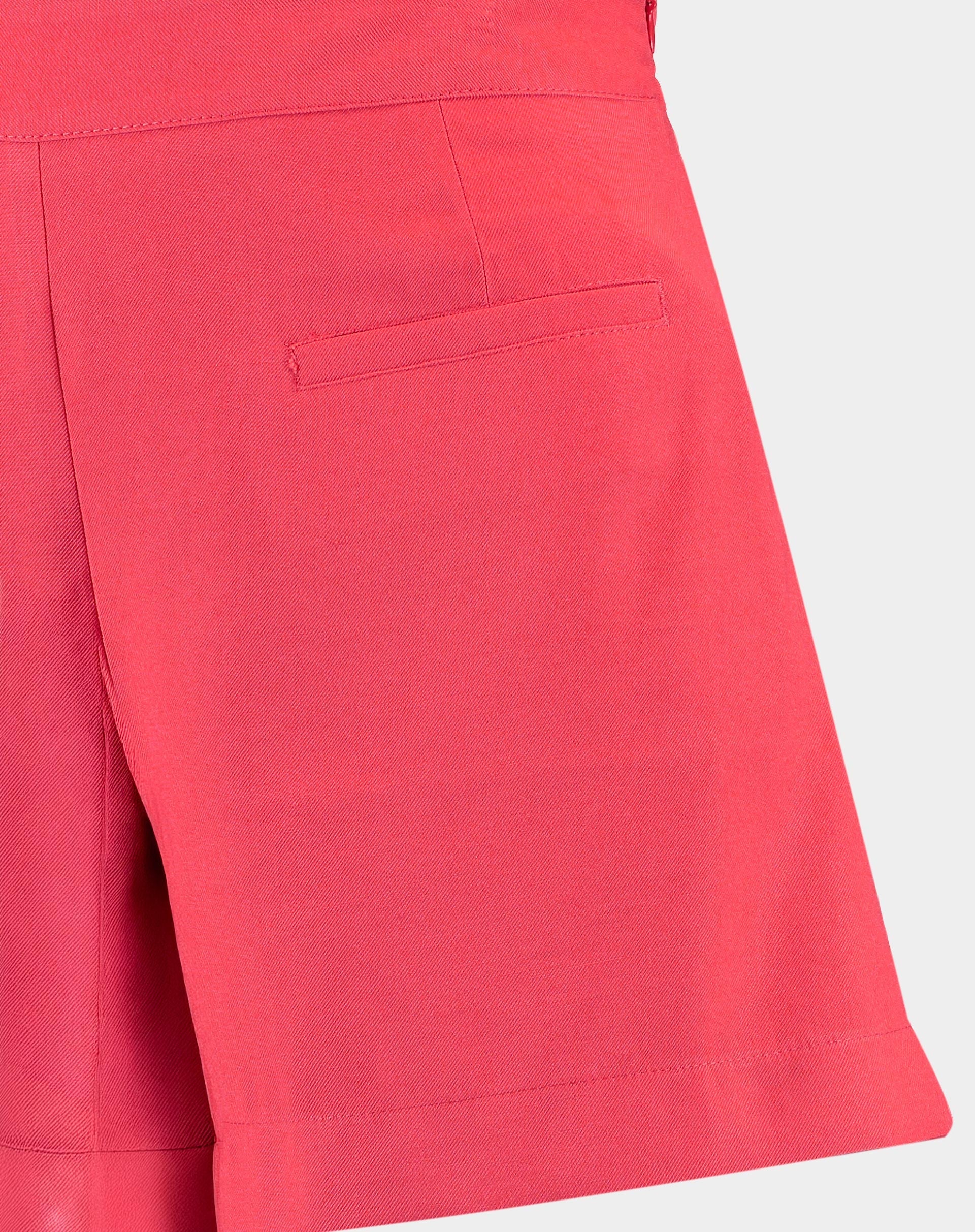 Detalhe da bainha aplicada do short coral.