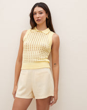 Blusa Gola Polo de Tricot na cor manteiga, vista lateral, destacando o ajuste ao corpo.