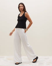 Blusa preta de tricot com decote U, sem mangas, vista lateral.