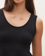 Detalhe do decote U da blusa preta de tricot.