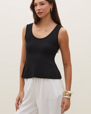 Blusa preta de tricot com decote U, sem mangas, vista frontal.