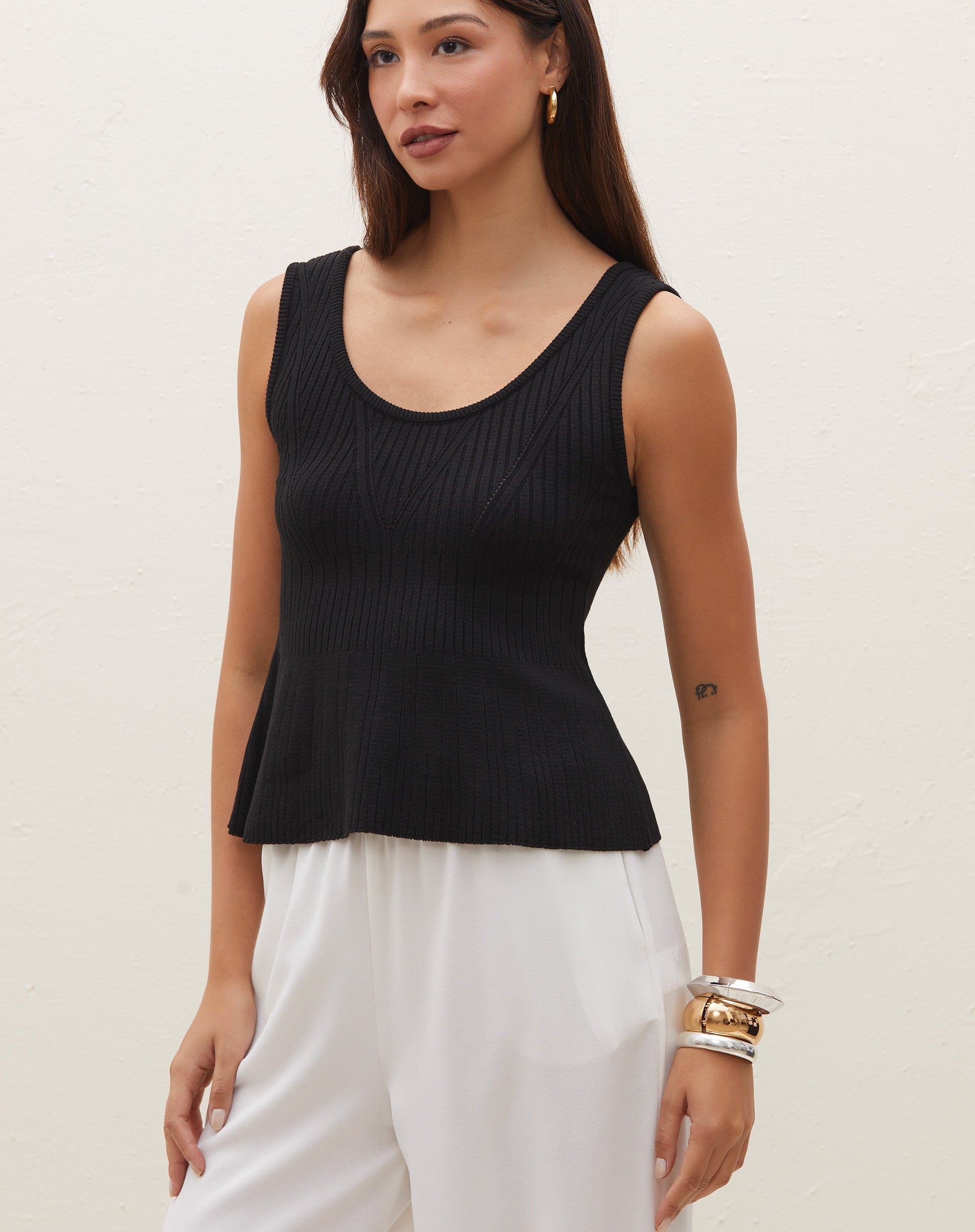 Blusa preta de tricot com decote U, sem mangas, vista frontal.