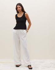 Blusa preta de tricot com decote U, sem mangas, vista traseira.