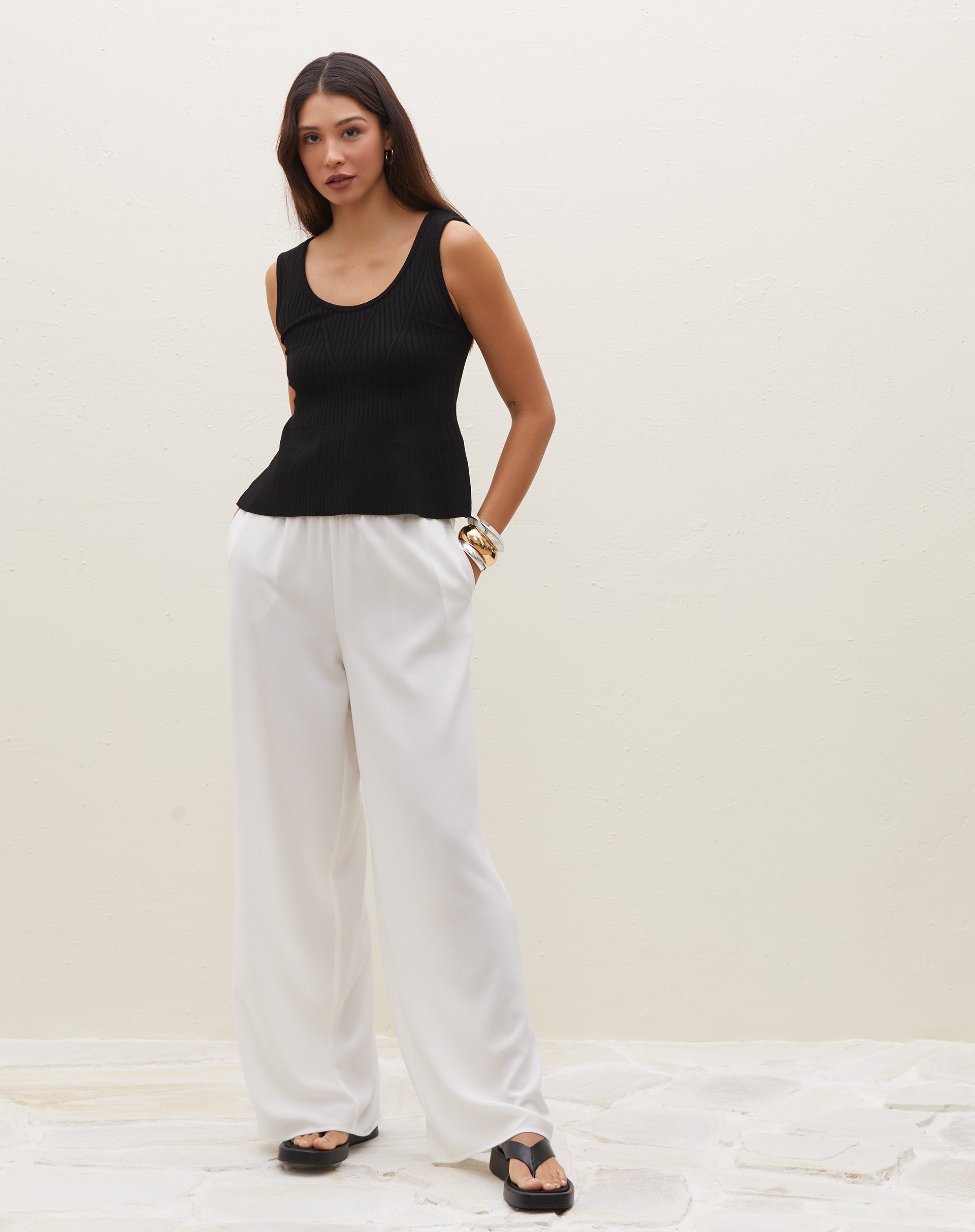 Blusa preta de tricot com decote U, sem mangas, vista traseira.