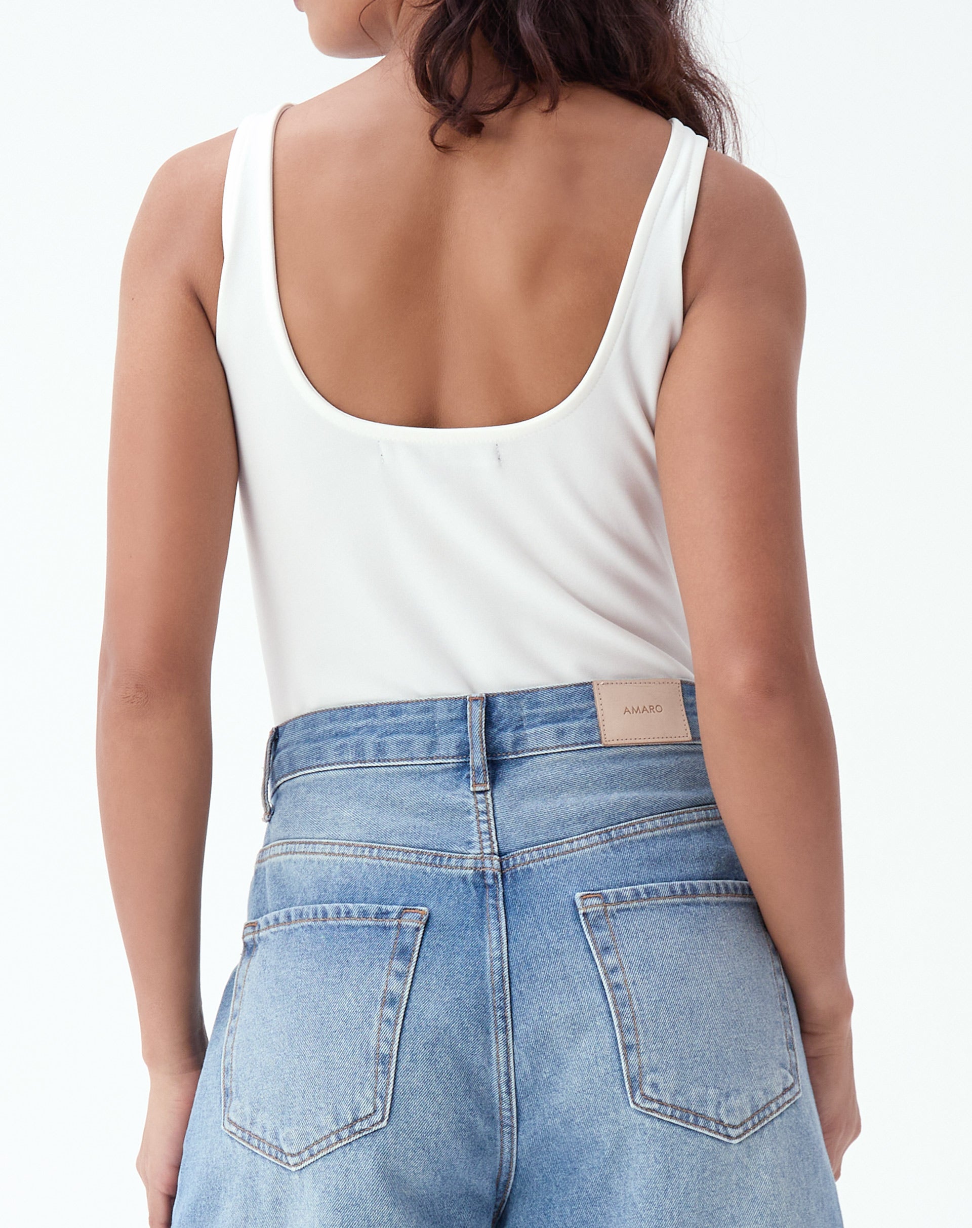 Vista traseira do body regata de malha creponada em off-white.