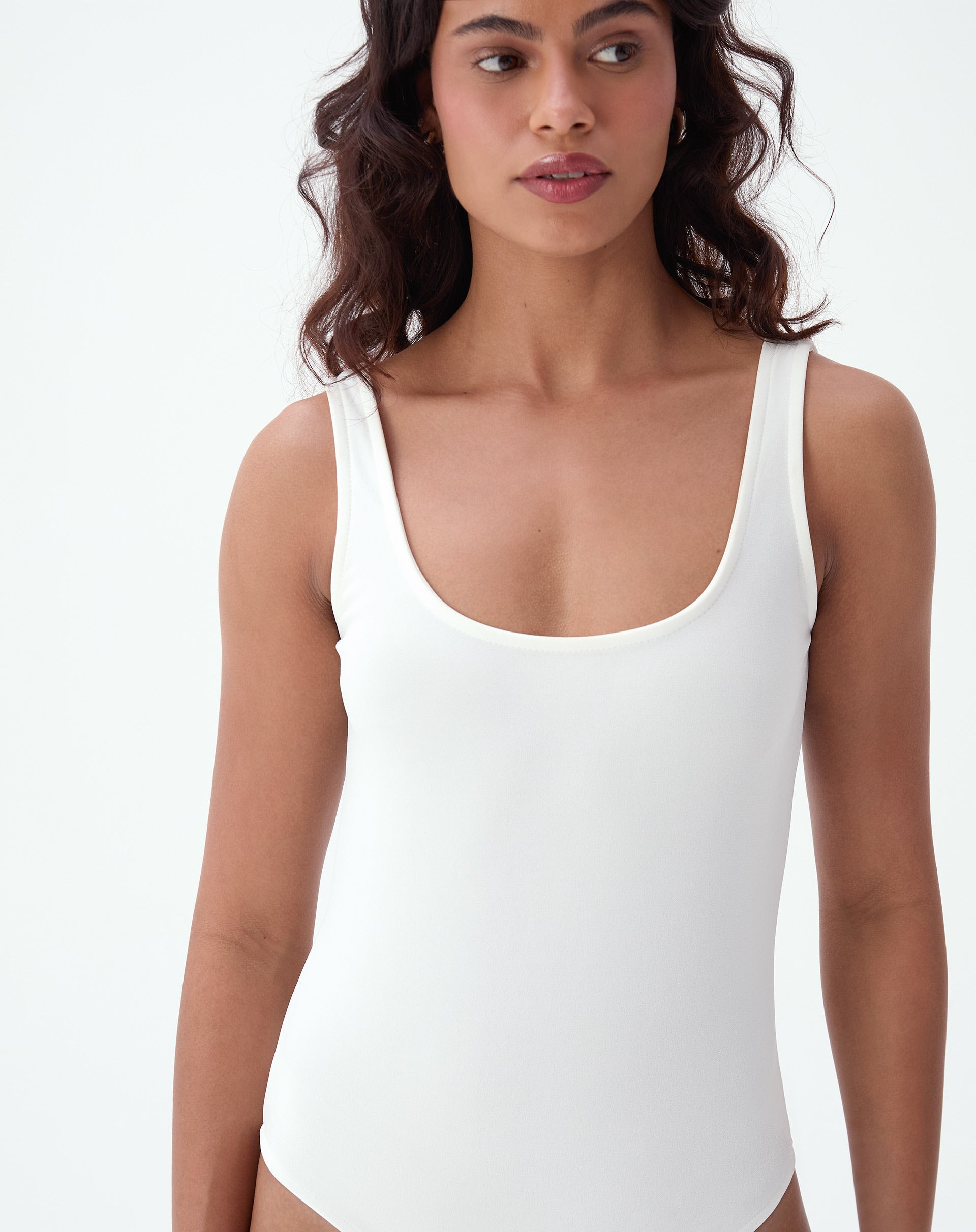 Modelo mostrando o ajuste do body regata de malha creponada.